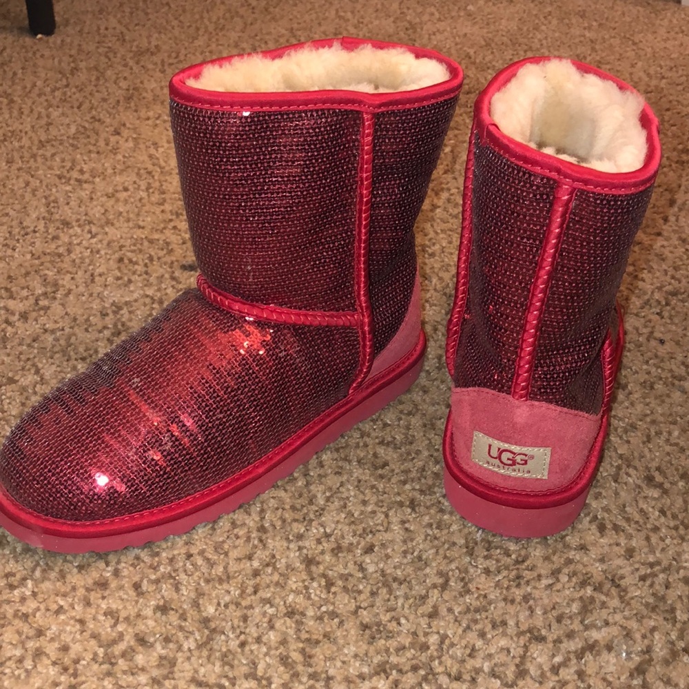 Never worn size women’s 6 uggs!! brand new!